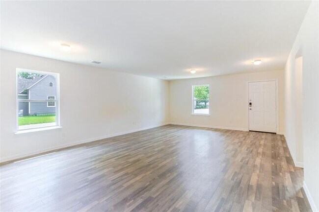 Building Photo - HALF OFF One Month Rent!*