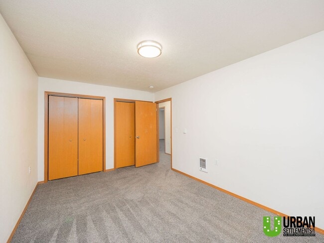 Building Photo - Spacious, clean, modern 4bd/2bth