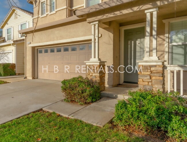 Building Photo - Comfort, Convenience & Space — Tracy Living at Its Best