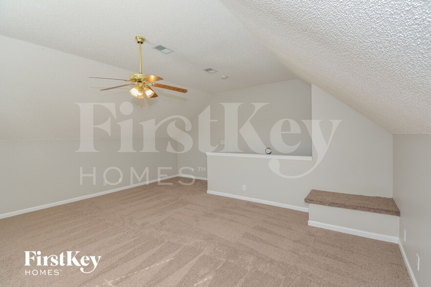 Building Photo - 3890 MacKenzie Dr