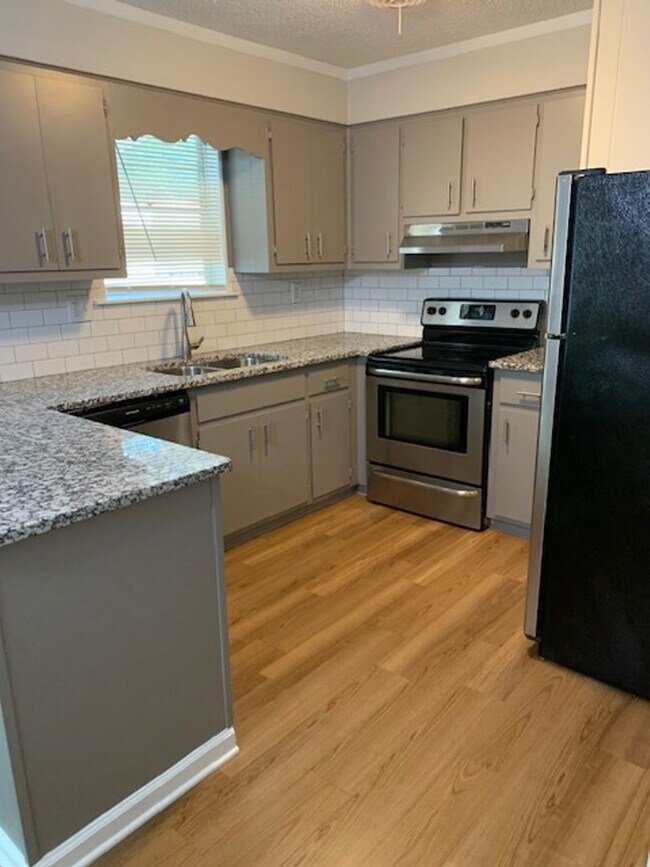 Building Photo - Located in McDuffie Woods Subdivision