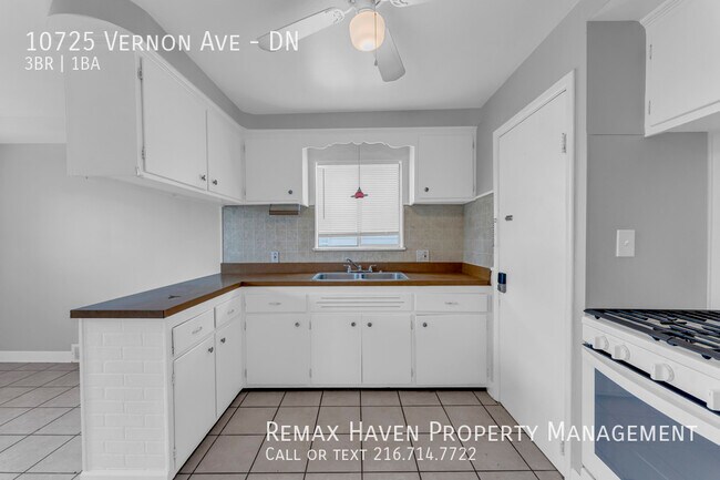 Building Photo - 10725 Vernon Ave