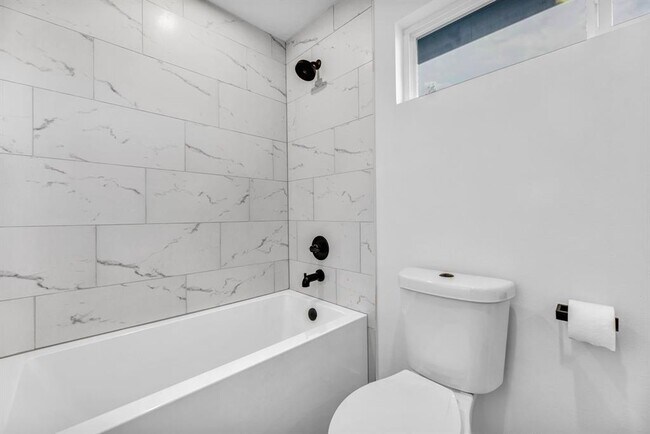 Building Photo - 2405 E 11th St