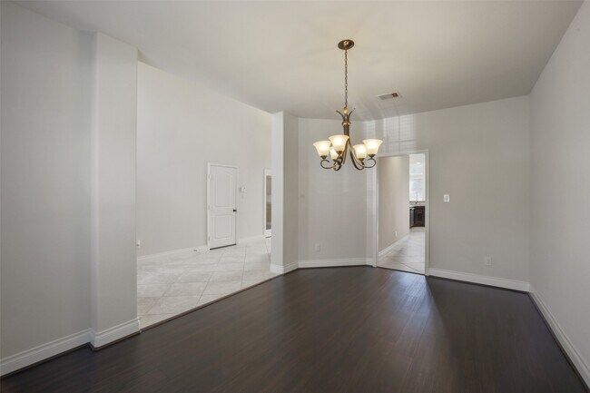 Building Photo - 2707 River Run Rd