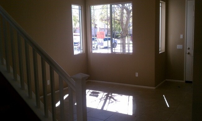 Building Photo - Nice 4 Bed 2.5 Bath home in Riverside! New Appliances! Call Today!