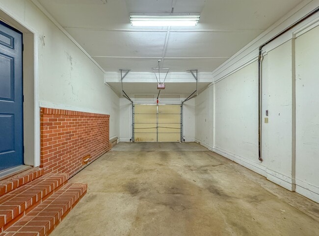 Building Photo - 2605 Lotus Dr