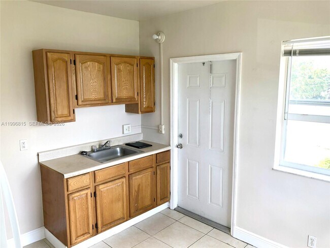 Building Photo - 12124 NE 5th Ave