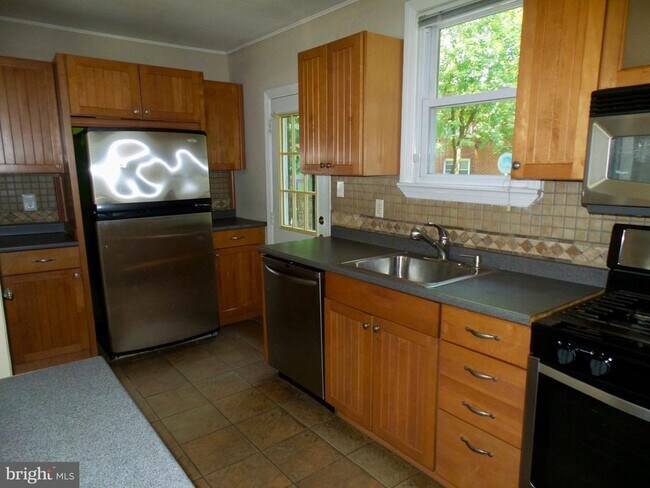 Building Photo - 220 Addison Ave