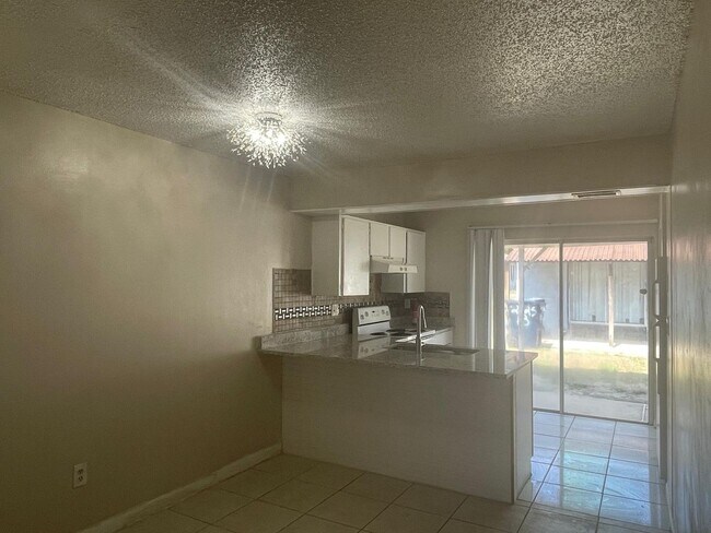Building Photo - 2221 Leo Dr