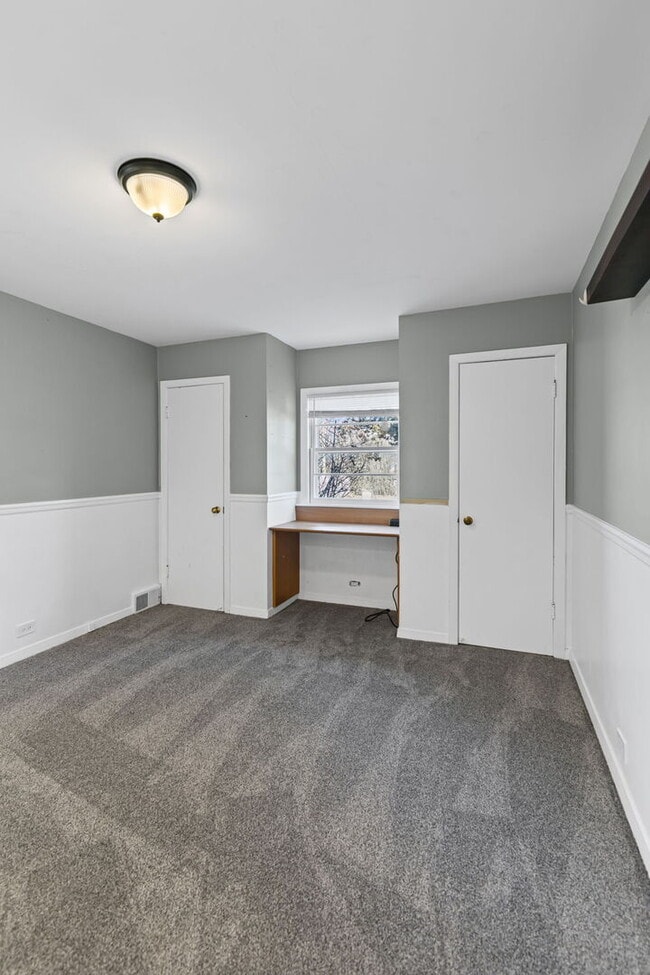 Building Photo - 836 W Everett Rd