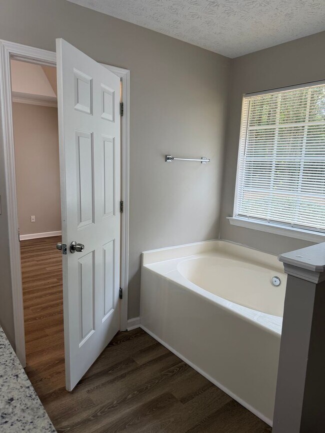 Building Photo - 3 Bedroom 2 Bathroom Ranch Home