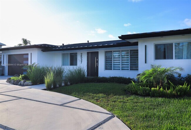 Building Photo - 2537 SE 10th Ct