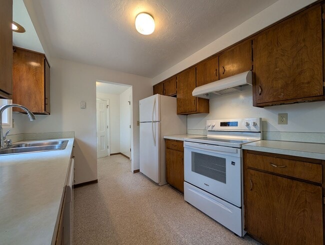 Building Photo - Great 2-Bedroom, 1.5 Bath Duplex in East Eugene!