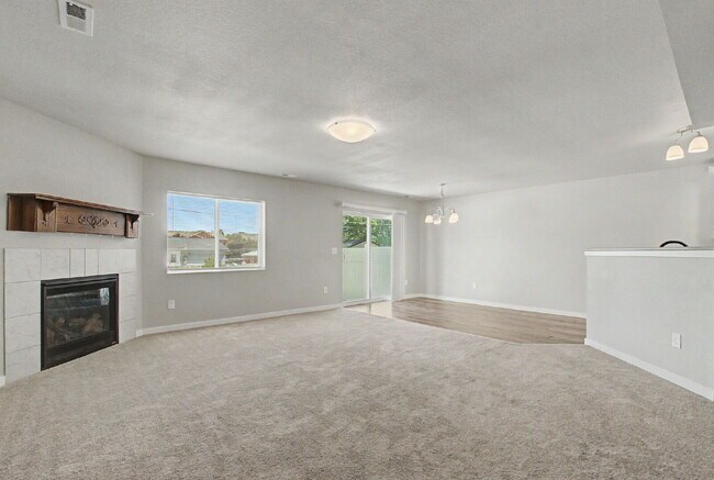 Building Photo - 3 bedroom - Date St