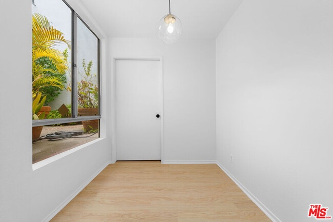 Building Photo - 406 N Oakhurst Dr