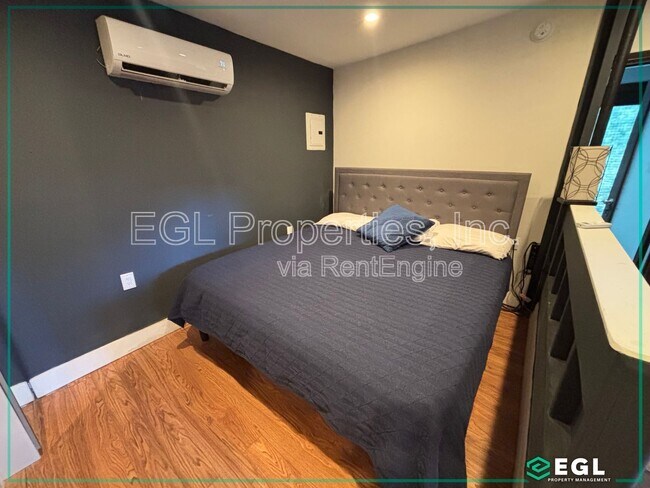 Building Photo - 6657 Lindenhurst Ave