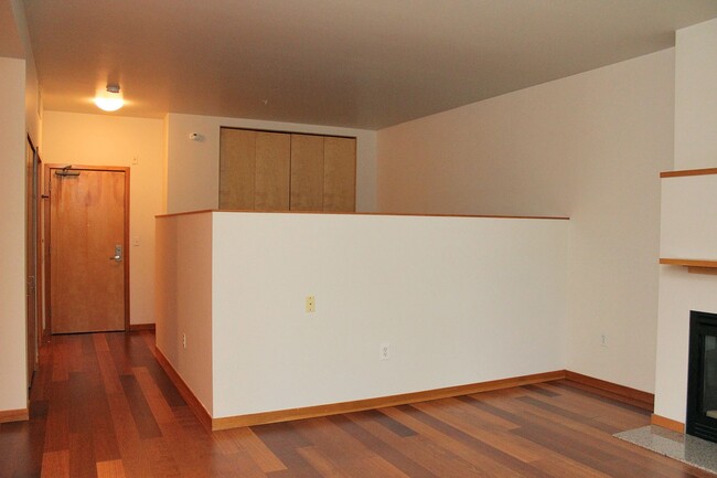 Building Photo - Beautiful Tanner Place 1-Bedroom Condo in ...