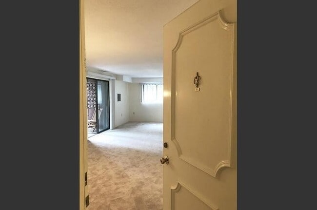 Building Photo - Spacious Condo with Parking, Heat/Hot Wate...