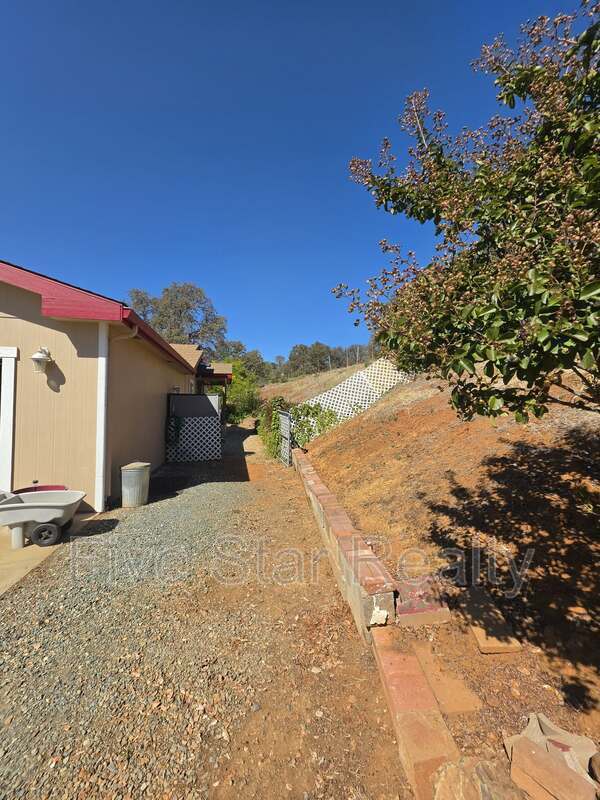 Building Photo - 10806 Township Rd