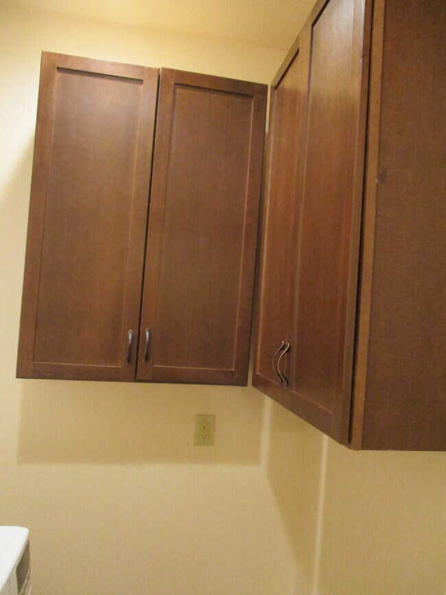 Building Photo - Walkout Basement Apartment - PRICED TO RENT - AVAIL 6/1/26