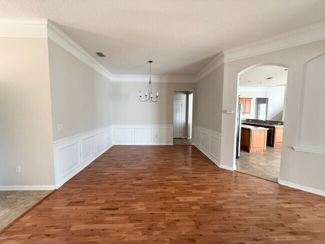 Building Photo - Spacious and well-appointed 4-bedroom, 3.5...