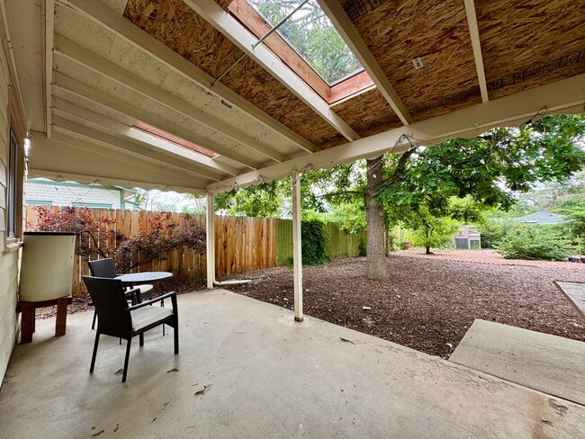 Building Photo - Beautiful 2 Bedroom Ranch Home Furnished o...