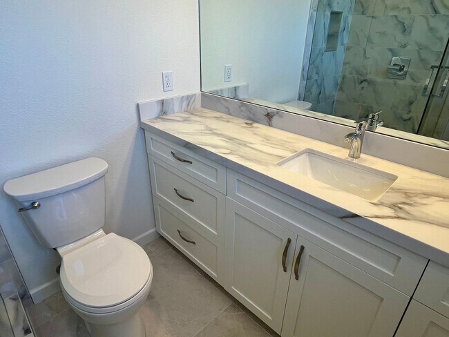 Building Photo - 4 Bedroom 2.5 Bathroom Home, Newly renovat...
