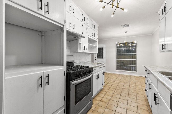 Building Photo - 401 Carver Ave