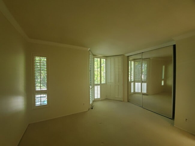 Building Photo - Pet friendly Woodlake townhouse
