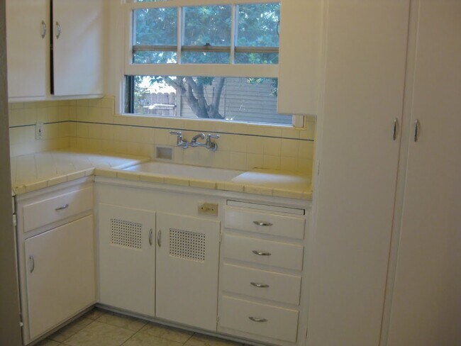 Building Photo - 1726 La Senda Pl