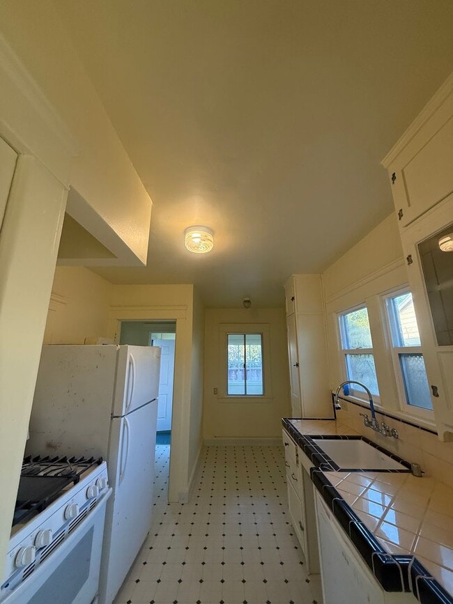 Building Photo - 1 bedroom cottage for rent (plus detached ...