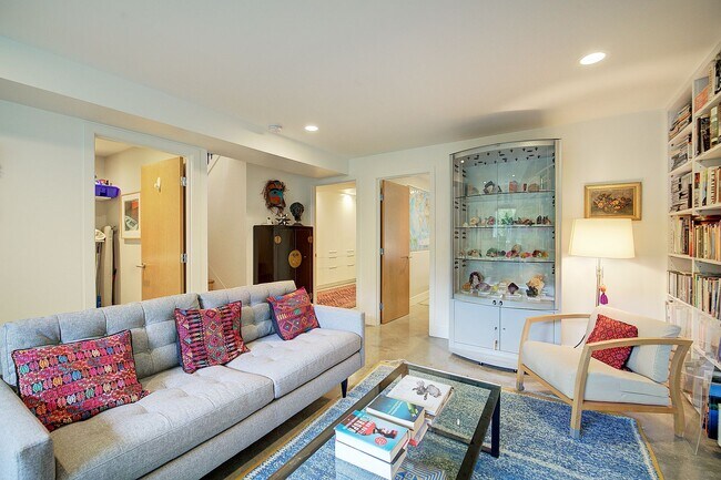 Building Photo - 4Bd/2.5Ba Seattle Home