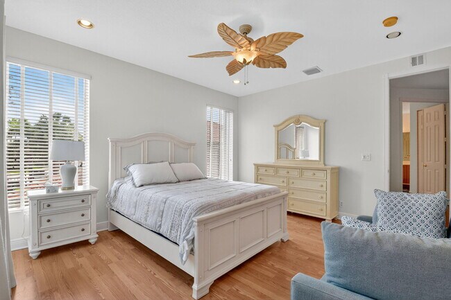 Building Photo - 9826 Vía Amati