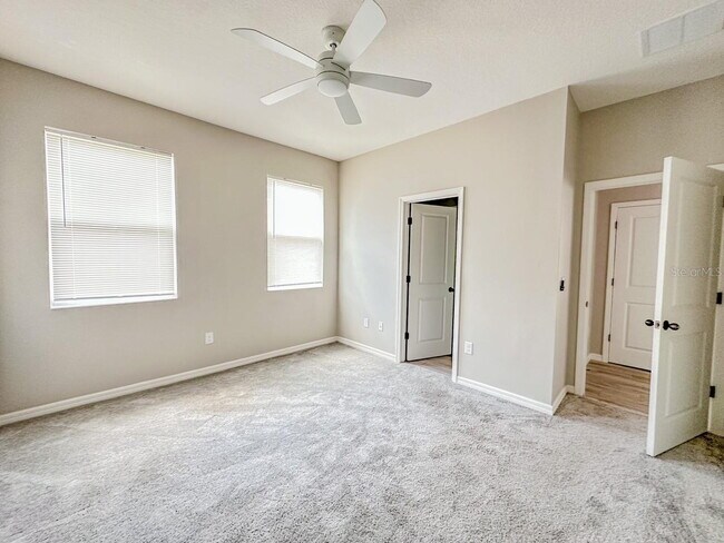 Building Photo - Gorgeous 4 Bed 2 Bath Home!