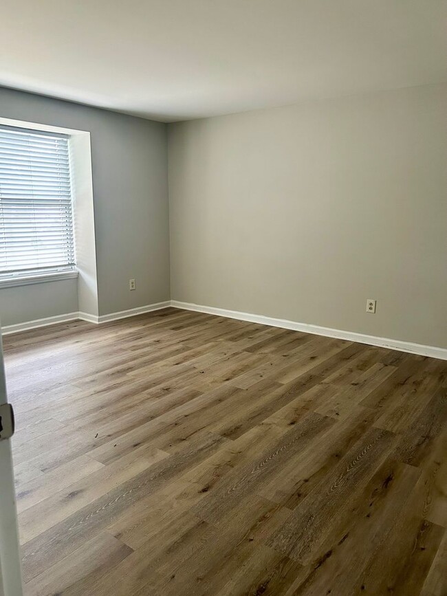 Building Photo - University Area Condo, 2 bd, 2bth