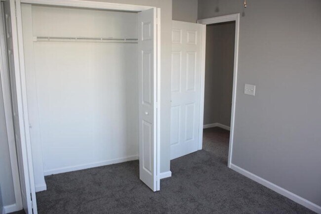 Building Photo - Waterfront Townhome