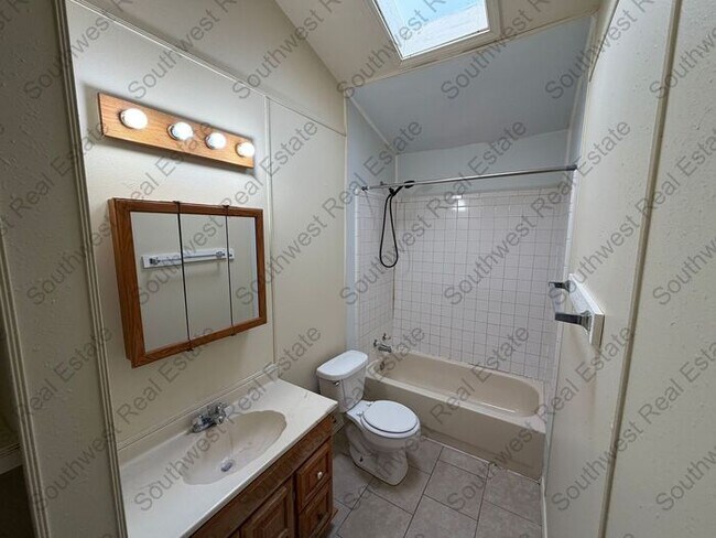 Building Photo - 3 bedroom 1 bath 1 car garage