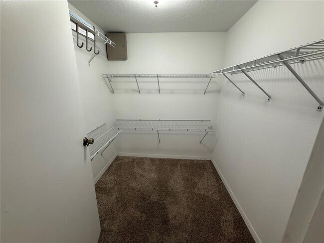 Building Photo - 525 Lakeview Dr