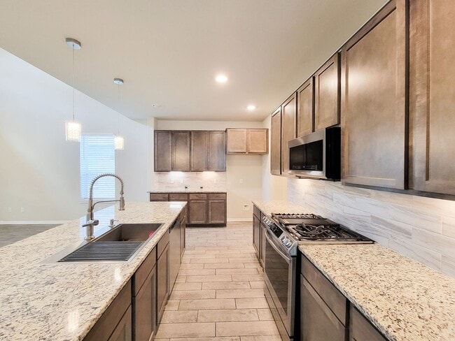 Building Photo - Live comfortably in this stunning Lake Rid...