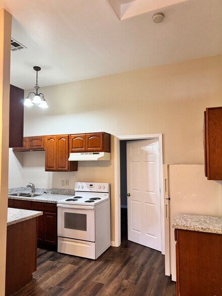 Building Photo - 136 N 10th Ave