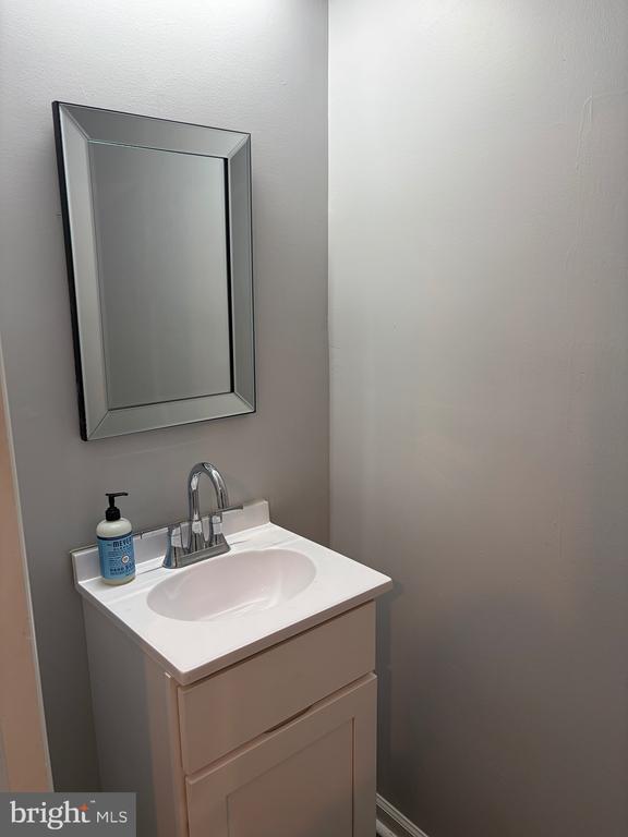 Building Photo - 34 Maynard Dr