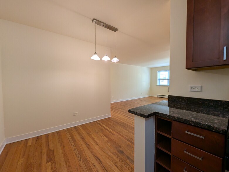 Building Photo - 643 W Wrightwood Ave