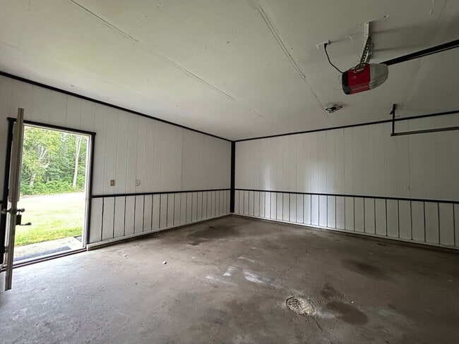 Building Photo - Spacious 3-Bedroom, 2-Bath Home in Middleb...