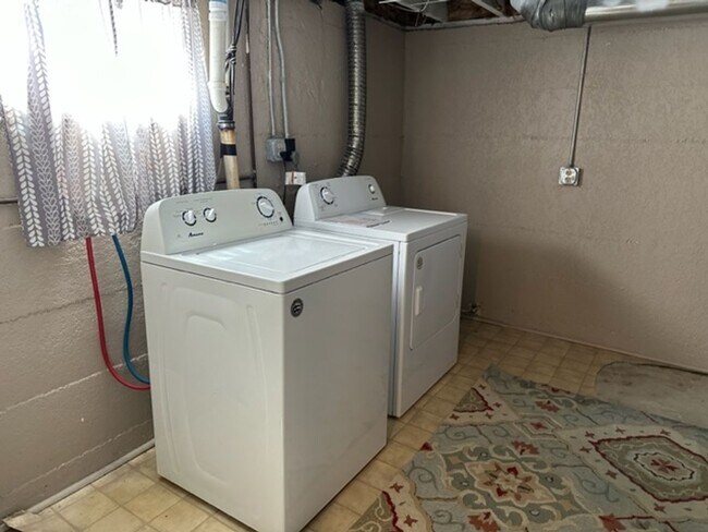 Building Photo - Three Bedroom / One Bathroom Townhome