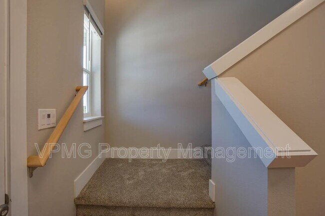 Building Photo - 2331 E Otter Lp