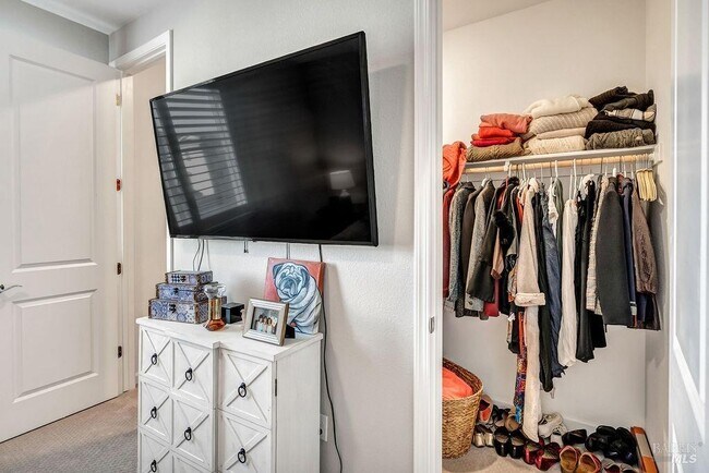 Building Photo - 327 Pear Tree Ln