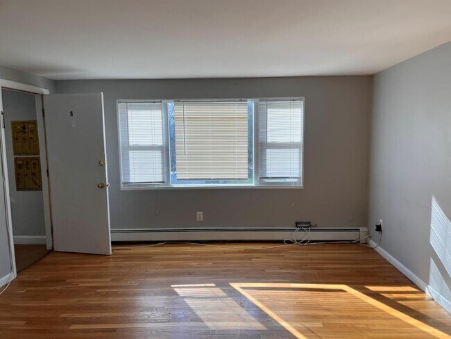 Building Photo - 49 Miller St