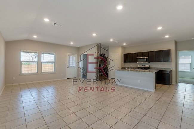 Building Photo - 3 bedroom 2 bath in Yowell Ranch