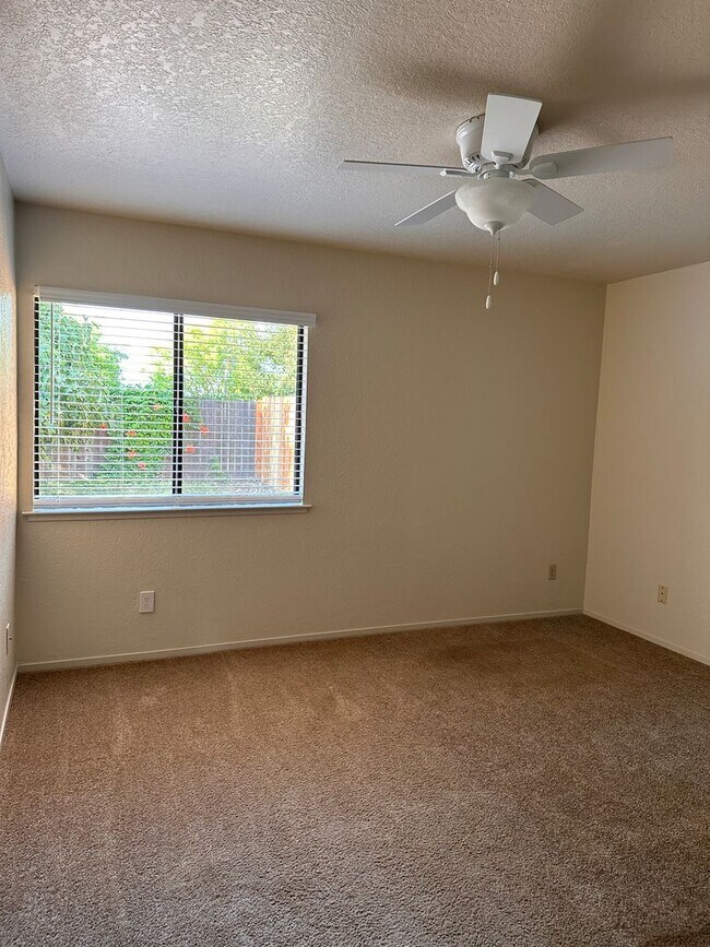 Building Photo - Charming 2/1 Duplex With Access To The Cou...