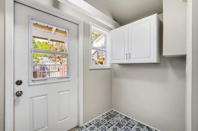 Building Photo - 215 Lee Pl